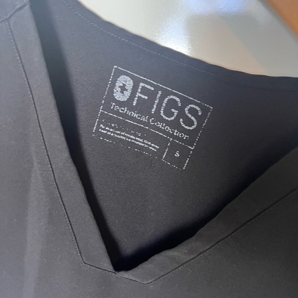 FIGS Casma Three-Pocket Scrub short sleeve Top - Picture 7 of 7